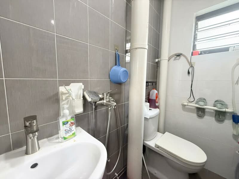 835 Woodlands Street 83, 835 Woodlands Street 83, 4 Bedrooms, 1,582 sqft, HDB Flat For Sale, by Billy Goh, 500186446 - Bathroom - PropertyGuru.com.sg