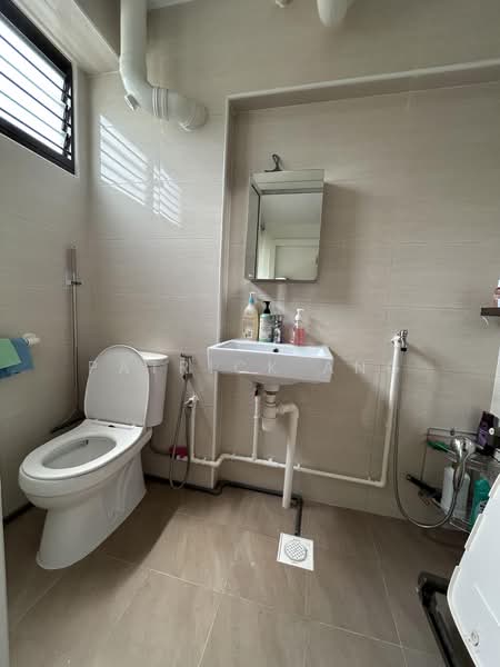 909 Jurong West Street 91, 909 Jurong West Street 91, 4 Bedrooms, 1,313 sqft, HDB Flat For Sale, by Patrick Ang, 500186487 - Bathroom - PropertyGuru.com.sg