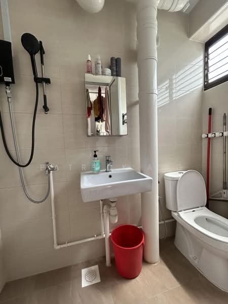 909 Jurong West Street 91, 909 Jurong West Street 91, 4 Bedrooms, 1,313 sqft, HDB Flat For Sale, by Patrick Ang, 500186487 - Bathroom - PropertyGuru.com.sg