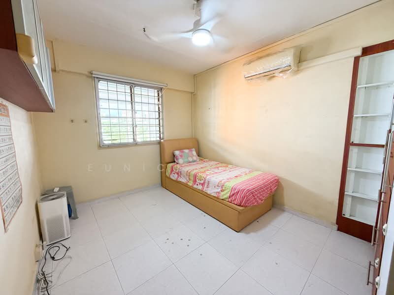 121 Ang Mo Kio Avenue 3, 121 Ang Mo Kio Avenue 3, 2 Bedrooms, 721 sqft, HDB Flat For Sale, by Eunice Chong, 500186503 - Bedroom - PropertyGuru.com.sg