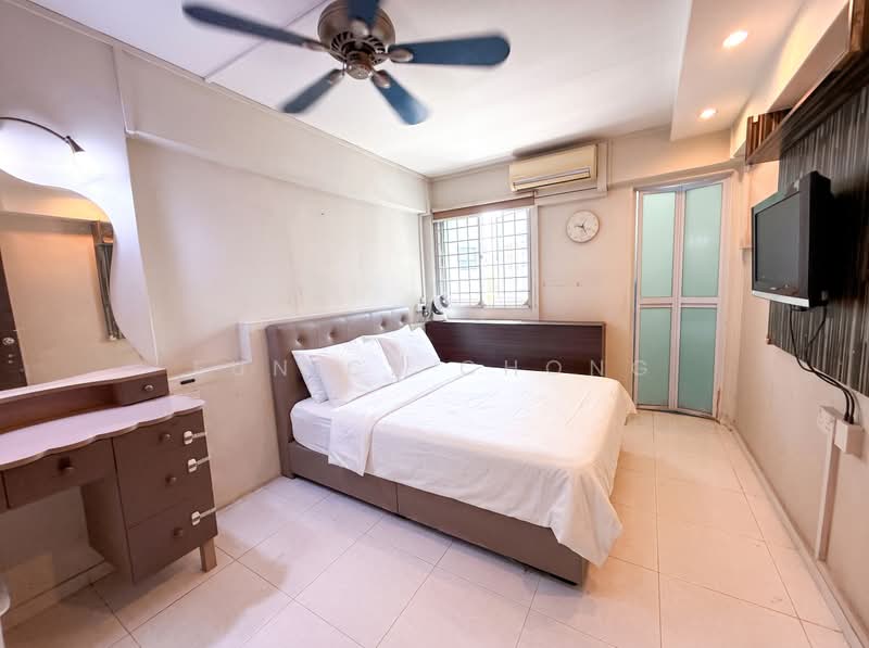 121 Ang Mo Kio Avenue 3, 121 Ang Mo Kio Avenue 3, 2 Bedrooms, 721 sqft, HDB Flat For Sale, by Eunice Chong, 500186503 - Bedroom - PropertyGuru.com.sg