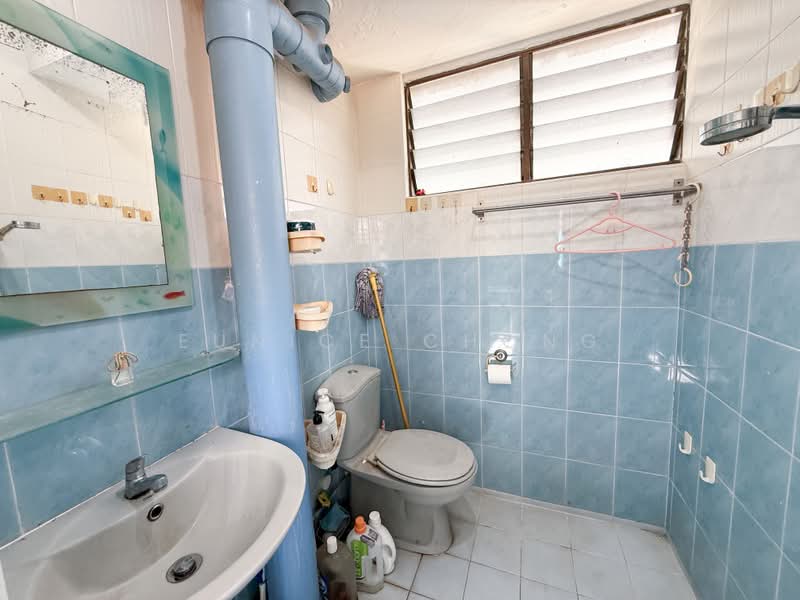 121 Ang Mo Kio Avenue 3, 121 Ang Mo Kio Avenue 3, 2 Bedrooms, 721 sqft, HDB Flat For Sale, by Eunice Chong, 500186503 - Bathroom - PropertyGuru.com.sg