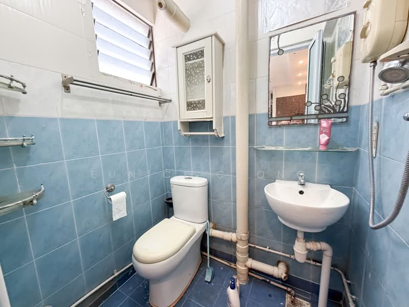 121 Ang Mo Kio Avenue 3, 121 Ang Mo Kio Avenue 3, 2 Bedrooms, 721 sqft, HDB Flat For Sale, by Eunice Chong, 500186503 - Bathroom - PropertyGuru.com.sg