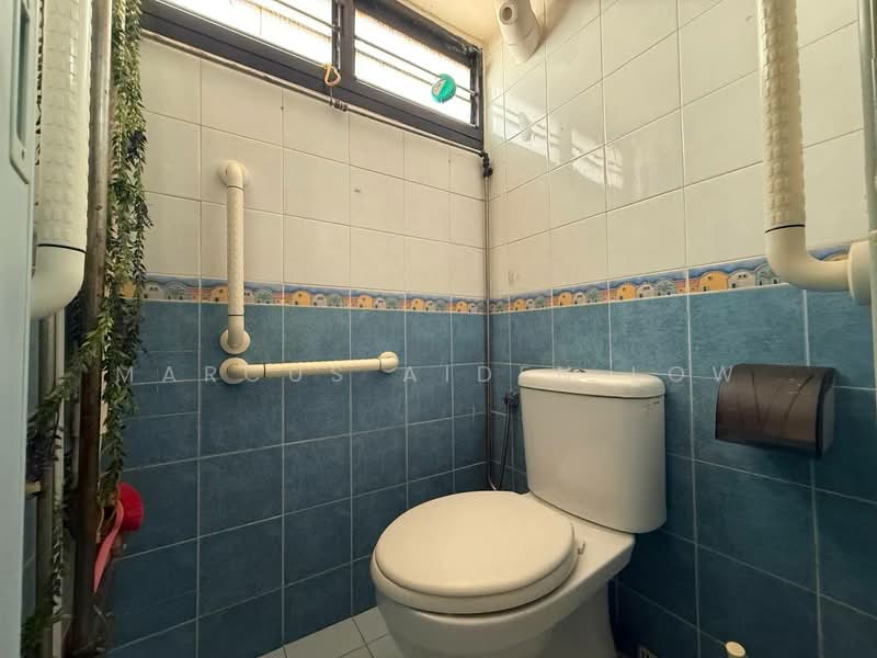 209 Boon Lay Place, 209 Boon Lay Place, 2 Bedrooms, 700 sqft, HDB Flat For Sale, by Marcus Aiden Low, 500186550 - Bathroom - PropertyGuru.com.sg