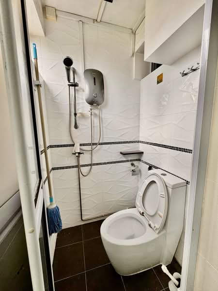 103 Henderson Crescent, 103 Henderson Crescent, 3 Bedrooms, 797 sqft, HDB Flat For Sale, by Julin Tan, 500186553 - Bathroom - PropertyGuru.com.sg