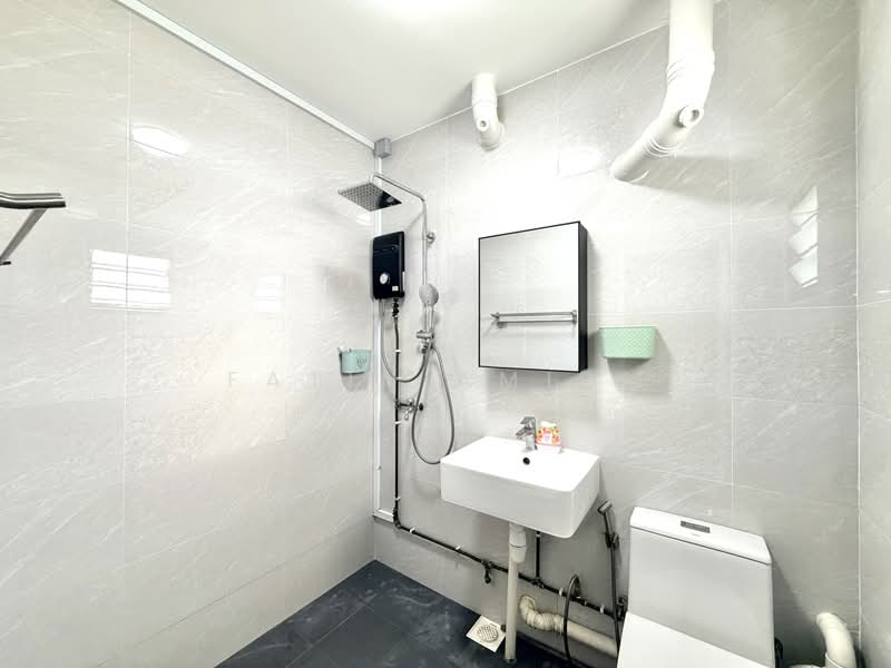 143 Petir Road, 143 Petir Road, 2 Bedrooms, 786 sqft, HDB Flat For Sale, by Fatin Amira, 500186559 - Bathroom - PropertyGuru.com.sg
