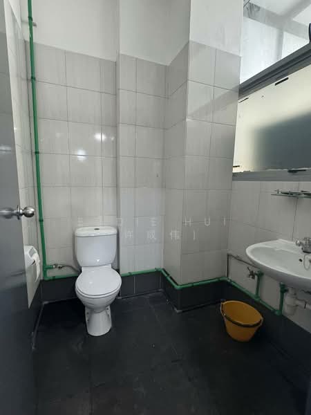 Northstar @ Amk, 7030 Ang Mo Kio Avenue 5, 1,000 sqft, Light Industrial (B1) For Rent, by Eddie Hui (许成伟), 500186564 - Bathroom - CommercialGuru.com.sg
