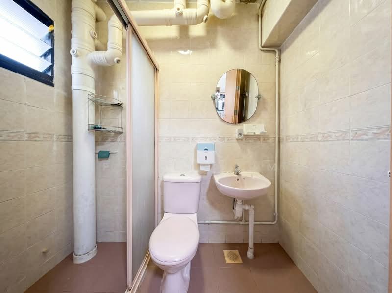 422 Canberra Road, 422 Canberra Road, 3 Bedrooms, 968 sqft, HDB Flat For Sale, by Phyllis Lim, 500186577 - Bathroom - PropertyGuru.com.sg