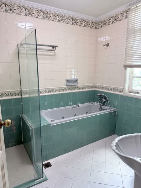 Cairnhill Conservation House, Cairnhill road, 3 Bedrooms, 2,500 sqft, Conservation House For Rent, by Ella Sherman, 500186584 - Bathroom - PropertyGuru.com.sg