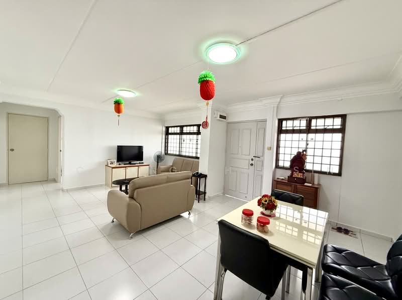 641 Jurong West Street 61, 641 Jurong West Street 61, 3 Bedrooms, 1,076 sqft, HDB Flat For Sale, by OCS ONG CHEE SIN, 500186585 - Living Room - PropertyGuru.com.sg