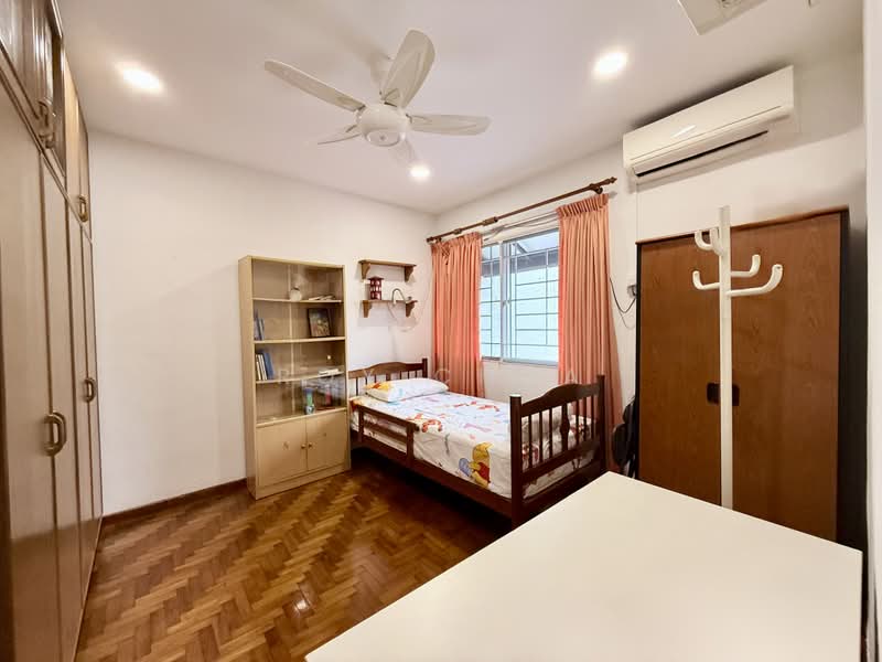 Thomson Garden Estate, Sin Ming Road, 3 Bedrooms, 1,450 sqft, Terraced House For Sale, by Roy Chua, 500186588 - Bedroom - PropertyGuru.com.sg