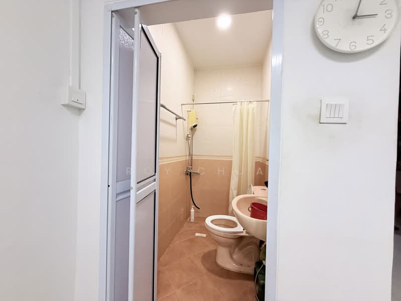 Thomson Garden Estate, Sin Ming Road, 3 Bedrooms, 1,450 sqft, Terraced House For Sale, by Roy Chua, 500186588 - Bathroom - PropertyGuru.com.sg