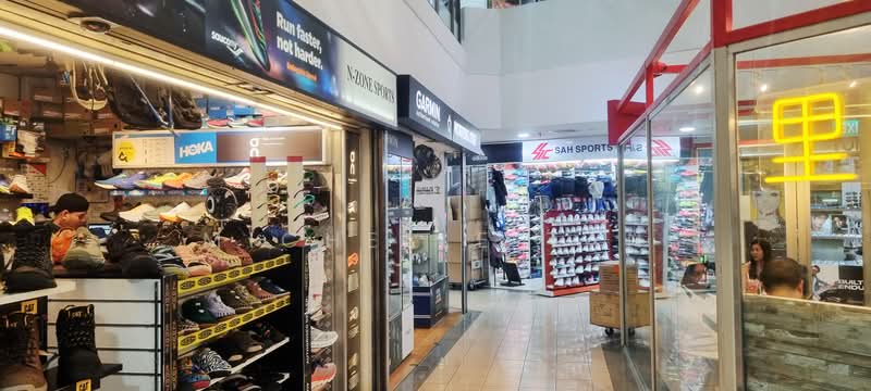 Queensway Shopping Centre, 1 Queensway, 300 sqft, Mall Shop For Rent, by Michelle Tan, 500186589 - Interior - CommercialGuru.com.sg