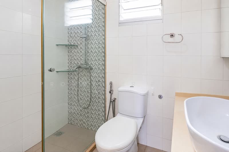 572A Woodlands Avenue 1, 572A Woodlands Avenue 1, 3 Bedrooms, 1,206 sqft, HDB Flat For Sale, by Gina Tow, 500186634 - Bathroom - PropertyGuru.com.sg