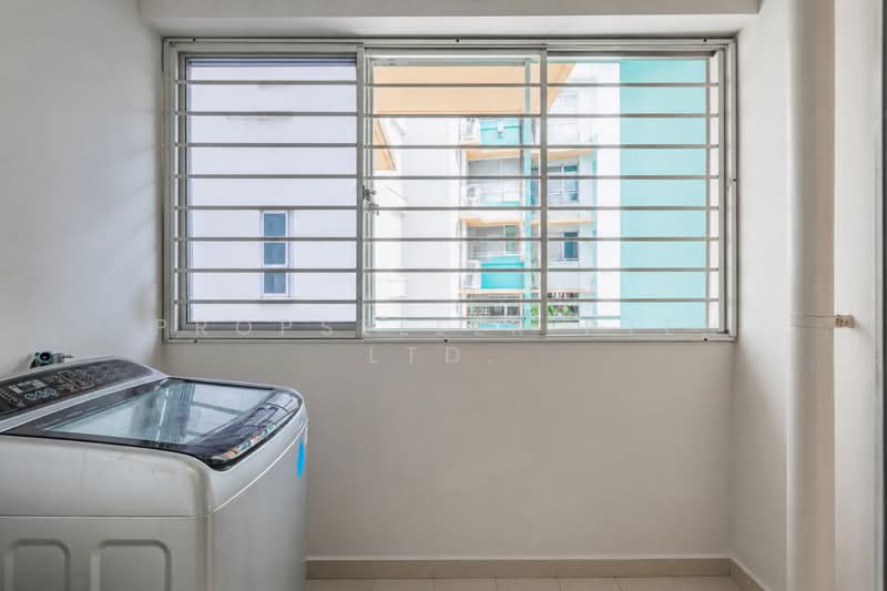 572A Woodlands Avenue 1, 572A Woodlands Avenue 1, 3 Bedrooms, 1,206 sqft, HDB Flat For Sale, by Gina Tow, 500186634 - Balcony - PropertyGuru.com.sg
