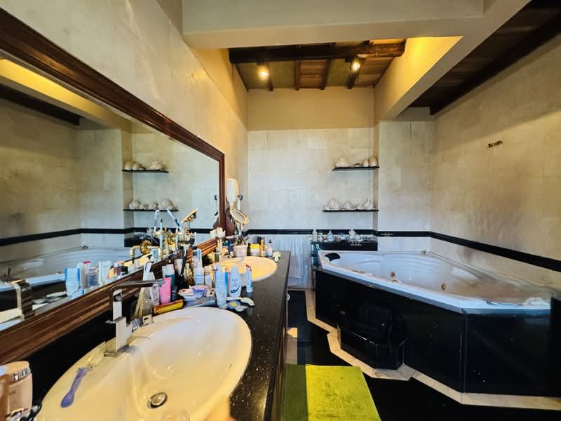 Classical Semi-D with Big land at elveatd ground, Walk to Bishan MRT/ Junction 8, call 8130 3636 to view, 5 Bedrooms, 4,000 sqft, Semi-Detached House For Sale, by Kim Yan 金燕, 500186661 - Bathroom - PropertyGuru.com.sg
