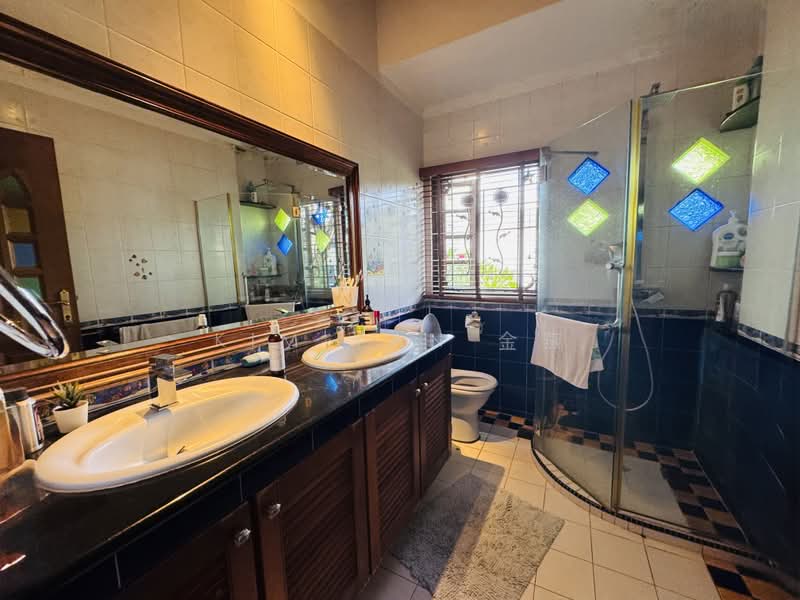 Classical Semi-D with Big land at elveatd ground, Walk to Bishan MRT/ Junction 8, call 8130 3636 to view, 5 Bedrooms, 4,000 sqft, Semi-Detached House For Sale, by Kim Yan 金燕, 500186661 - Bathroom - PropertyGuru.com.sg