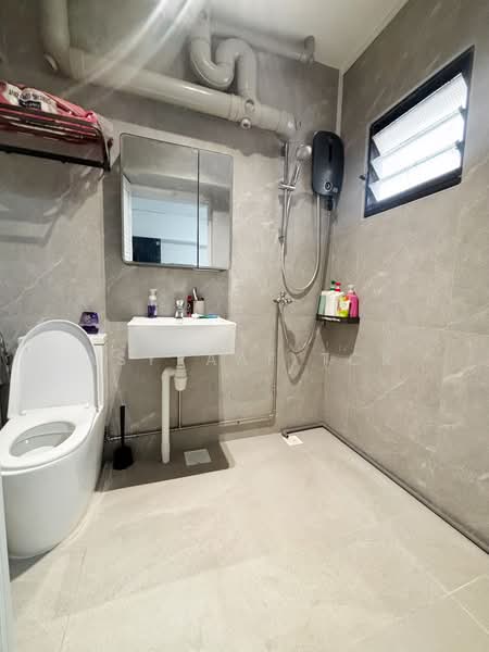 618 Senja Road, 618 Senja Road, 3 Bedrooms, 915 sqft, HDB Flat For Sale, by Asyraaf TCR, 500186685 - Bathroom - PropertyGuru.com.sg