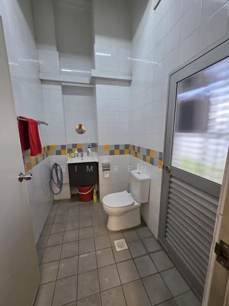 Unity Centre, 51 Bukit Batok Crescent, 915 sqft, Light Industrial (B1) For Sale, by Sim Seng, 500186715 - Bathroom - CommercialGuru.com.sg