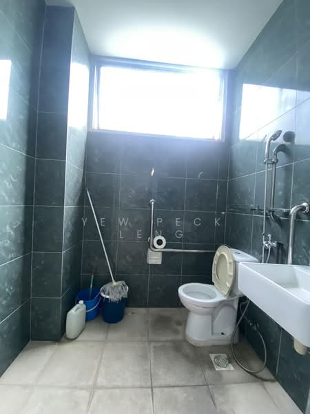 Hola Centre, 65 Ubi Crescent, 1,044 sqft, Light Industrial (B1) For Rent, by Yew Peck Leng, 500186758 - Bathroom - CommercialGuru.com.sg