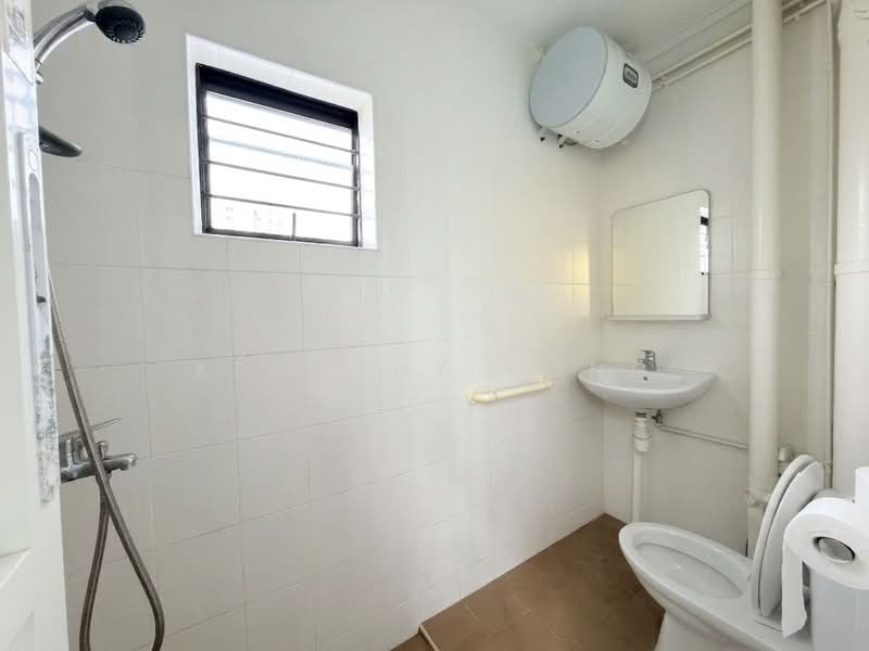 155 Woodlands Street 13, 155 Woodlands Street 13, 3 Bedrooms, 1,109 sqft, HDB Flat For Sale, by Kennedy Yong, 500186812 - Bathroom - PropertyGuru.com.sg