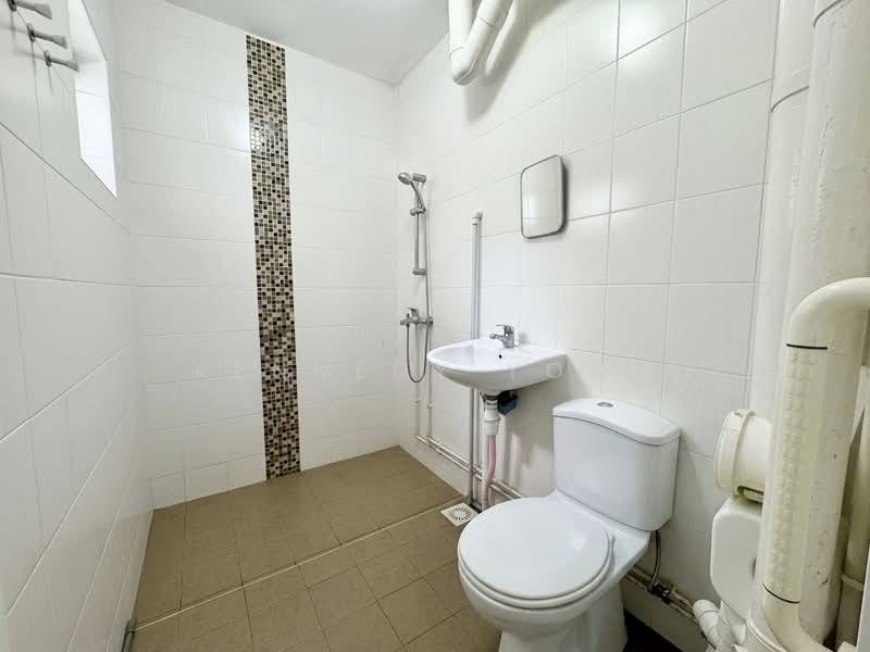 155 Woodlands Street 13, 155 Woodlands Street 13, 3 Bedrooms, 1,109 sqft, HDB Flat For Sale, by Kennedy Yong, 500186812 - Bathroom - PropertyGuru.com.sg