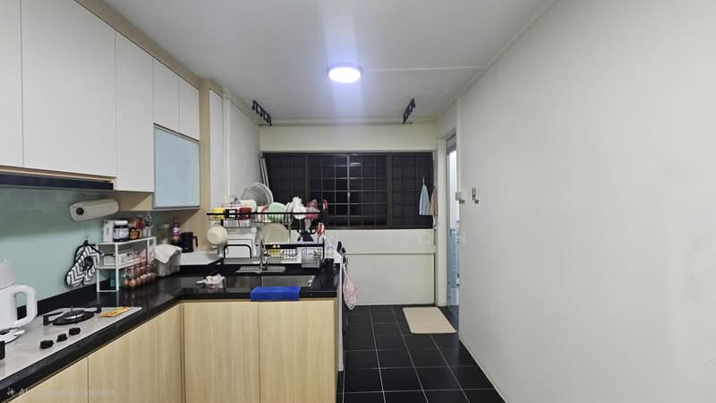 210 Jurong East Street 21, 210 Jurong East Street 21, 2 Bedrooms, 721 sqft, HDB Flat For Sale, by Evan Loh, 500186820 - Kitchen - PropertyGuru.com.sg