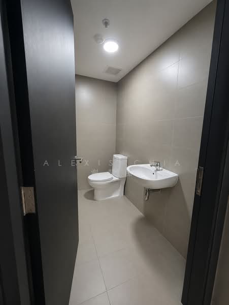 Tagore 8, 421 Tagore Industrial Avenue, 4,531 sqft, Light Industrial (B1) For Rent, by Alexis Chia 谢慧丽, 500186840 - Bathroom - CommercialGuru.com.sg