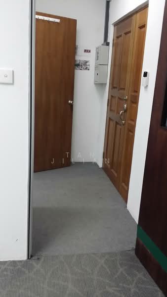 Alpha Building, 45 Kallang Pudding Road, 400 sqft, Light Industrial (B1) For Rent, by Tan Jilian, 500186891 - two rooms within unit - CommercialGuru.com.sg
