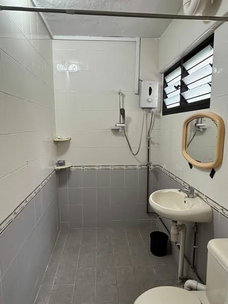 906 Tampines Avenue 4, 906 Tampines Avenue 4, 3 Bedrooms, 1,119 sqft, HDB Flat For Rent, by Robert Tjan, 500186917 - Bathroom - PropertyGuru.com.sg