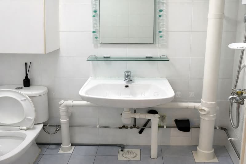 376 Clementi Avenue 4, 376 Clementi Avenue 4, 3 Bedrooms, 721 sqft, HDB Flat For Rent, by Alyssa Huang 黄家敏, 500186947 - Bathroom - PropertyGuru.com.sg