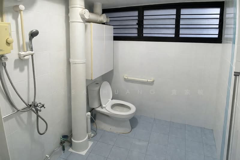 376 Clementi Avenue 4, 376 Clementi Avenue 4, 3 Bedrooms, 721 sqft, HDB Flat For Rent, by Alyssa Huang 黄家敏, 500186947 - Bathroom - PropertyGuru.com.sg