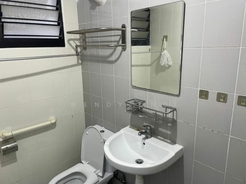 641 Hougang Avenue 8, 641 Hougang Avenue 8, 3 Bedrooms, 1,291 sqft, HDB Flat For Sale, by Wendy Ong, 500186953 - Bathroom - PropertyGuru.com.sg