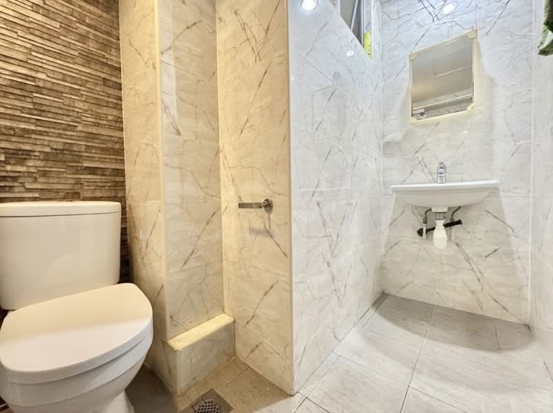 St Francis Court, 90 Saint Francis Road, 2 Bedrooms, 818 sqft, Apartment For Sale, by Melody Liew, 500186958 - Bathroom - PropertyGuru.com.sg