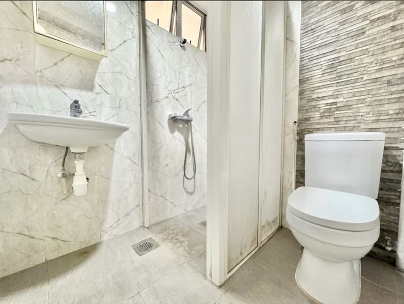 St Francis Court, 90 Saint Francis Road, 2 Bedrooms, 818 sqft, Apartment For Sale, by Melody Liew, 500186958 - Bathroom - PropertyGuru.com.sg