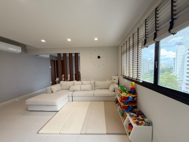 405 Admiralty Link, 405 Admiralty Link, 3 Bedrooms, 969 sqft, HDB Flat For Sale, by Chloe Kua, 500186959 - Living Room - PropertyGuru.com.sg