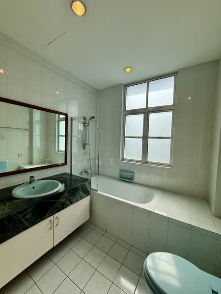 La Suisse I, 58 Swiss View, 5 Bedrooms, 4,844 sqft, Condominium For Rent, by Elaine Goh, 500186985 - Bathroom - PropertyGuru.com.sg