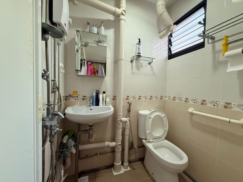 334 Clementi Avenue 2, 334 Clementi Avenue 2, 3 Bedrooms, 990 sqft, HDB Flat For Sale, by Jason Ng, 500187014 - Bathroom - PropertyGuru.com.sg