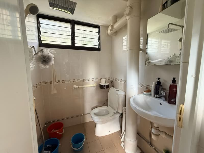 334 Clementi Avenue 2, 334 Clementi Avenue 2, 3 Bedrooms, 990 sqft, HDB Flat For Sale, by Jason Ng, 500187014 - Bathroom - PropertyGuru.com.sg