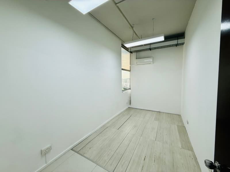 Wcega Tower, 21 Bukit Batok Crescent, 100 sqft, Light Industrial (B1) For Rent, by Laven Loo 吕欣颐, 500187023 - CommercialGuru.com.sg