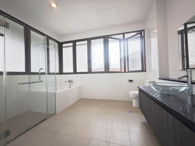 Jalan Gendang / Bright Hill MRT/ Faber Garden Estate/ Upper Thomson, Jalan Gendang, 4 Bedrooms, 2,600 sqft, Semi-Detached House For Rent, by Fengwen Kong (Feng), 500187041 - Master Bathroom - PropertyGuru.com.sg