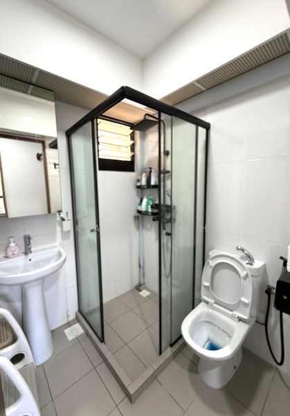 467B Bukit Batok West Avenue 9, 467B Bukit Batok West Avenue 9, 3 Bedrooms, 1,216 sqft, HDB Flat For Sale, by Kaven Oh, 500187050 - Bathroom - PropertyGuru.com.sg