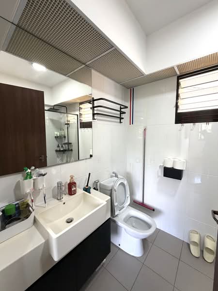 467B Bukit Batok West Avenue 9, 467B Bukit Batok West Avenue 9, 3 Bedrooms, 1,216 sqft, HDB Flat For Sale, by Kaven Oh, 500187050 - Master Bathroom - PropertyGuru.com.sg