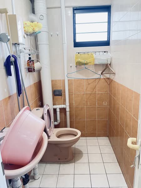 146 Potong Pasir Avenue 1, 146 Potong Pasir Avenue 1, 2 Bedrooms, 688 sqft, HDB Flat For Sale, by Ernest Lim, 500187063 - Bathroom - PropertyGuru.com.sg
