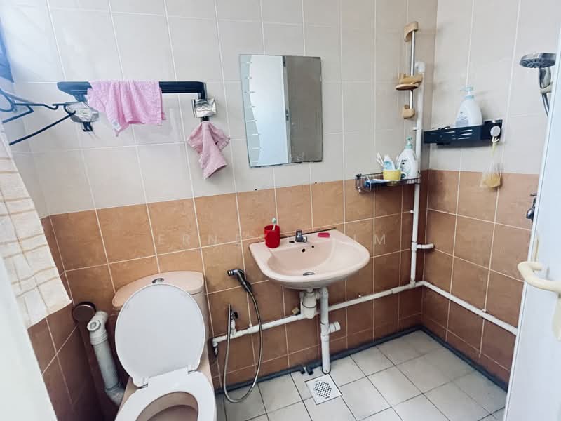 146 Potong Pasir Avenue 1, 146 Potong Pasir Avenue 1, 2 Bedrooms, 688 sqft, HDB Flat For Sale, by Ernest Lim, 500187063 - Bathroom - PropertyGuru.com.sg