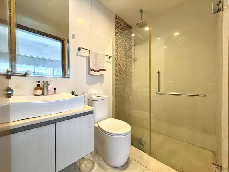38 I Suites, 38 Ipoh Lane, 2 Bedrooms, 689 sqft, Condominium For Sale, by Scott Loh, 500187064 - Master Bathroom - PropertyGuru.com.sg