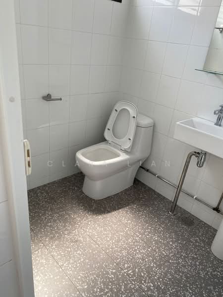 424 Tampines Street 41, 424 Tampines Street 41, 2 Bedrooms, 797 sqft, HDB Flat For Sale, by Clara Lian, 500187115 - Bathroom - PropertyGuru.com.sg