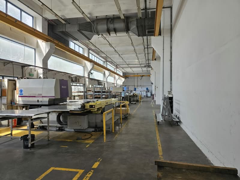 Corporate Image Factory With Overhead Cranes