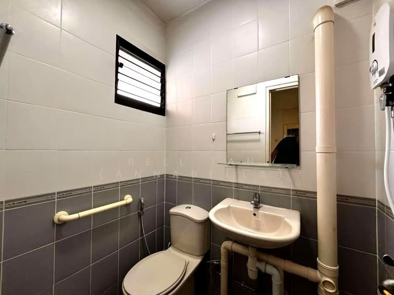 124 Bedok North Road | High‑Floor Living Surrounded by Coffee Shops, 124 Bedok North Road, 2 Bedrooms, 721 sqft, HDB Flat For Sale, by Bell Tan (Annabella), 500187234 - Bathroom - PropertyGuru.com.sg