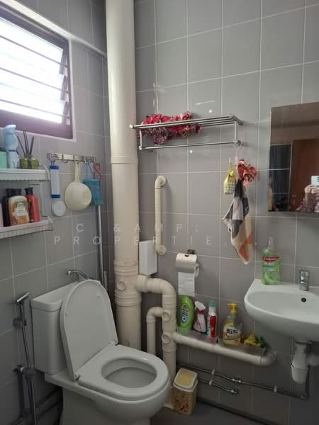 233 Jurong East Street 21, 233 Jurong East Street 21, 2 Bedrooms, 721 sqft, HDB Flat For Sale, by WENDY, 500187285 - Bathroom - PropertyGuru.com.sg
